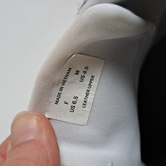 Everlane ReLeather Court sneaker lace up white, tan, with red heel sz6.5 - Picture 9 of 14